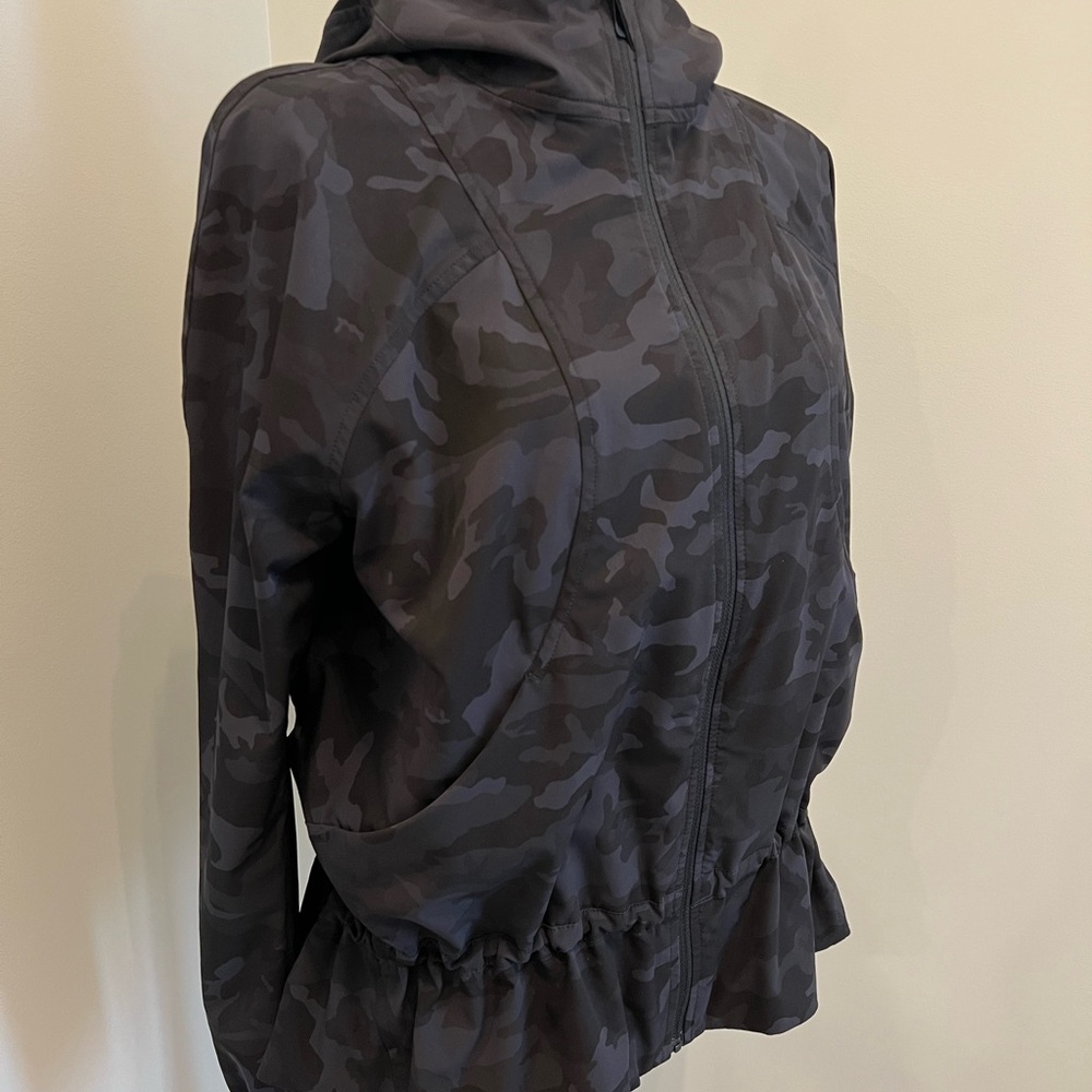 Lululemon Pack It Up Jacket Incognito Camo Multi Grey Size 6 Activewear